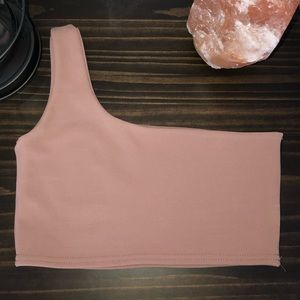 a soft pink one shoulder crop top 🌷